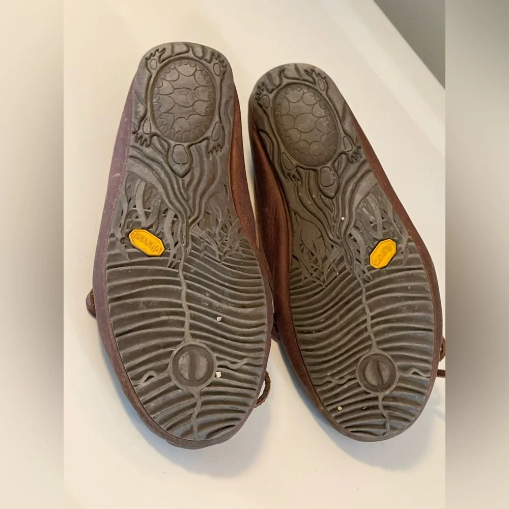 Manitobah moccasin with vibrram soles - Picture 3 of 3